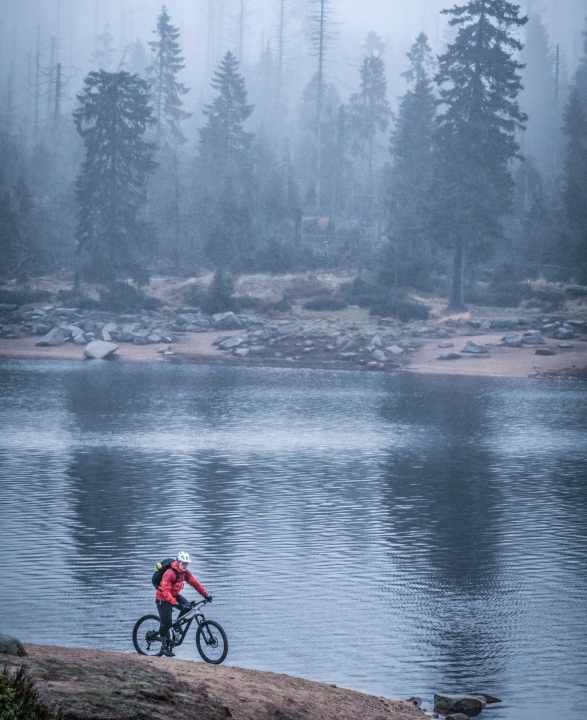 Zwischen St. Andreasberg und dem Brocken staut sich der Oderteich. Hier hat Oskar schon Overnighter im Winter überlebt, und die Trails sind auch besser als am höchsten Gipfel.
