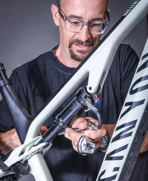 Dominik Scherer, from the BIKE lab, shows the perfect shock setup