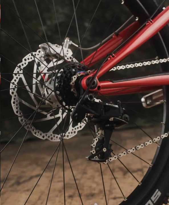 Ebenfalls typisch Briten-Stahlbike: Die externe Zugführung macht Wartungsarbeiten einfach.