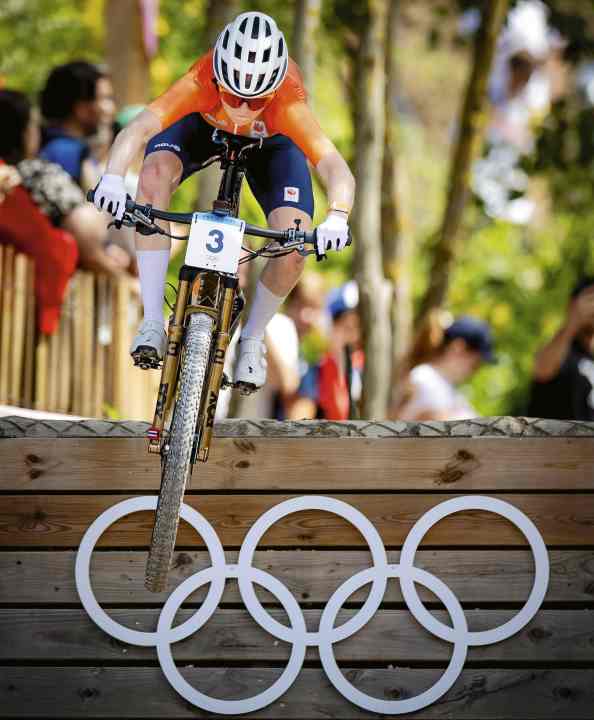 Pieterse was on course for a medal at the Olympic mountain bike race in Paris, but was slowed down by a defect