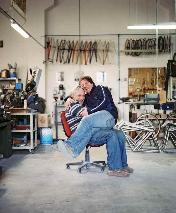   Eine in vielen Jahren ­gewachsene Freundschaft: Pietro Pietricola herzt seinen Chef Dario Pegoretti