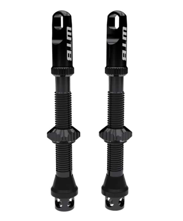 Sur les valves Max-Flow, un trou plus grand doit assurer un passage d'air plus important. Astucieux : outil intégré pour le noyau de la valve.