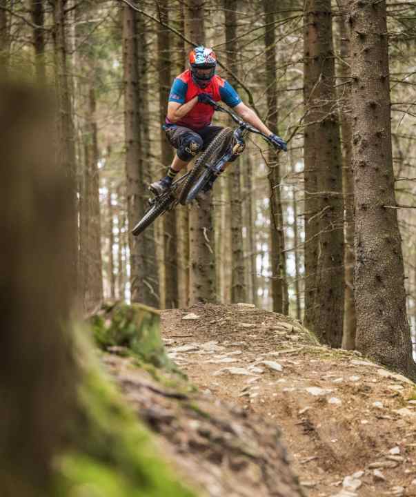 Jumping? Yes, please! The lightweight Radon hardly needs any momentum to sail over jumps.