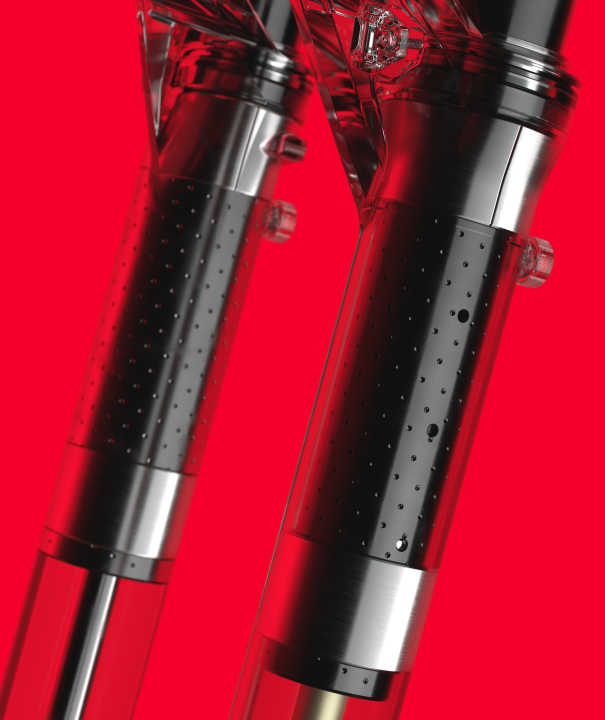 Well lubricated, responds better: The recesses on the stanchions absorb oil from the dip tubes with every spring movement, transport it towards the plain bearings and release it there again.