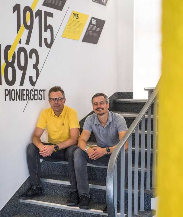 Geschichte statt Prunk: Geschäftsführer Michael Funk (links) und Firmenerbe Fabian Auch auf den Stufen zur Bad Uracher Chefetage.