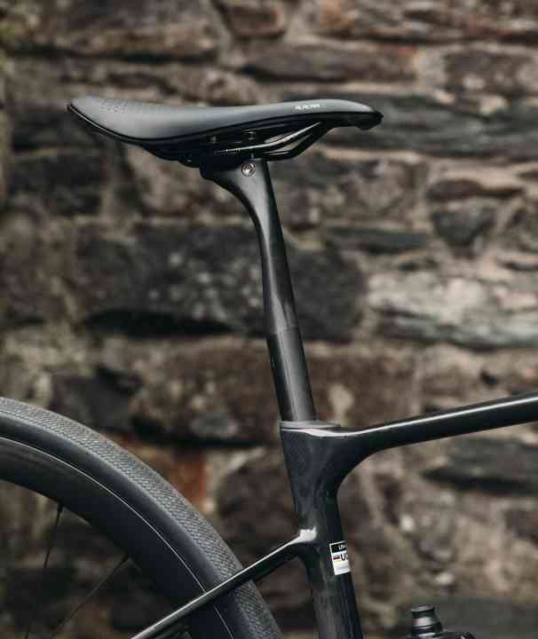 Die D-Fuse-Sattelstütze soll leicht sein, aber durch die spezielle Form Stöße und Vibrationen dämpfen.