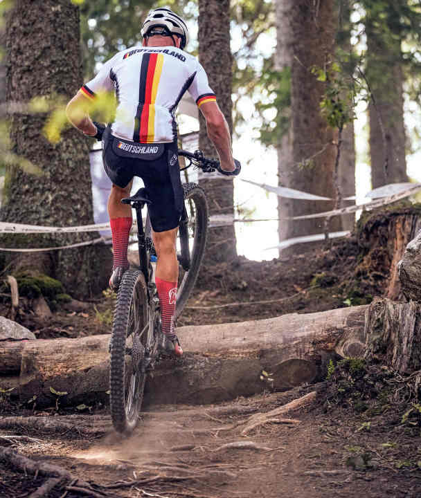 "Manche Passagen der WM-Strecke in Les Gets erinnerten mich an Trial-Motocross. Mit derart knackigen Hindernissen hatte ich nicht gerechnet. Die Top-Profis fuhren mir gnadenlos davon." Matthias Lauer, Deutscher Meister E-MTB