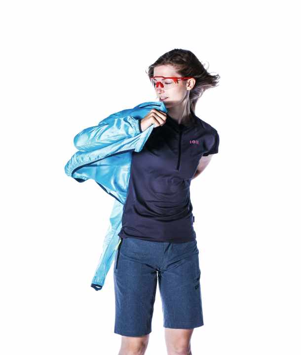 As light as a bar of chocolate and packable the size of a fist: Wind jackets protect you from the cold. 16 models for bikers in a big comparison. Page 96