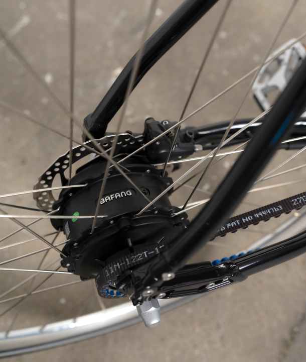 The Bafang motor with integrated two-speed gearbox is sufficient for city traffic. Instead of a chain, a low-maintenance Gates belt provides power transmission.