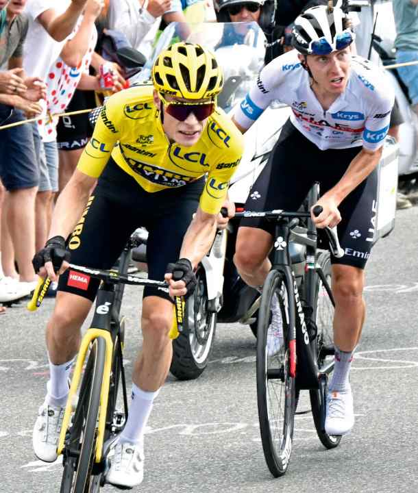 Nächste Runde? Der Wettstreit zwischen Jonas Vingegaard (links) und Tadej Pogacar dürfte 2024 weitergehen.