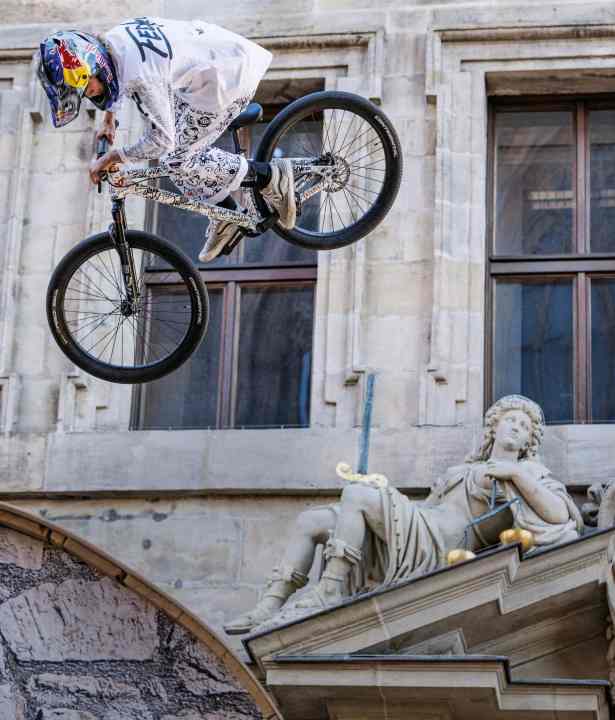 Weißes Shirt und Baggy-Pants mit Unterschriften, passend zum Bike: „Fans und Rider haben den Look komplett abgefeiert“, sagt Erik.