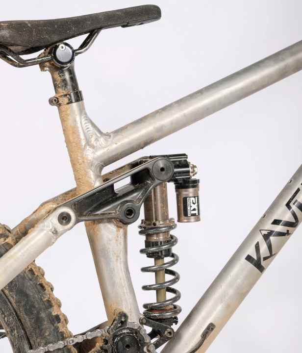 Stahlfederheck: Der Hinterbau des Kavenz wirkte etwas überdämpft. Wir fuhren die Zugstufe ganz offen. Das passte gut. Wir hätten ihn aber gerne schneller abgestimmt.