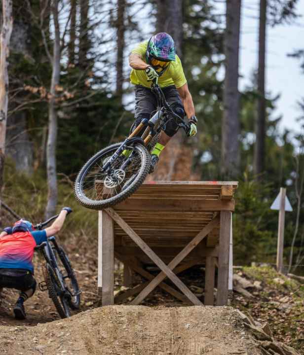 Über diesen Pippi-Drop kann das Norco nur schmunzeln. Der Freerider aus Kanada ist für dicke Dinger kons­truiert. Mensch Julian, ducken bringt nix, Du bist im Bild!