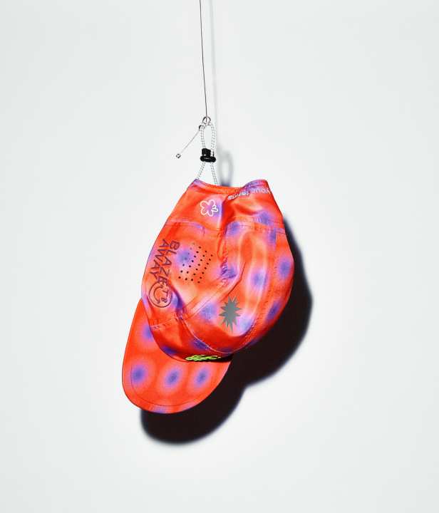 Auch die rote Cap mit den blauen Akzenten fällt auf. “Blaze Away”, also “Schieß los” auf deutsch, steht drauf. Im Bezug auf die nächste Trail-Action ist klar, was das heißt.