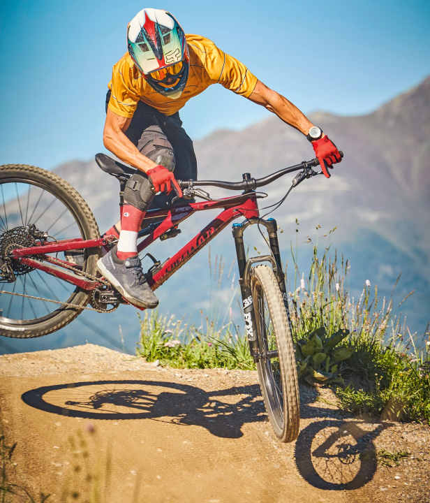 Will fliegen und schnell abfahren: Specialized Stumpjumper Evo. Leider wiegt es fast so viel wie ein Downhiller.