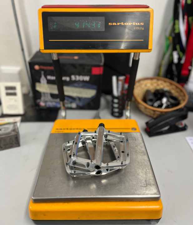 The aluminium wheels weigh 414.3 grams per pair (BIKE measurement)