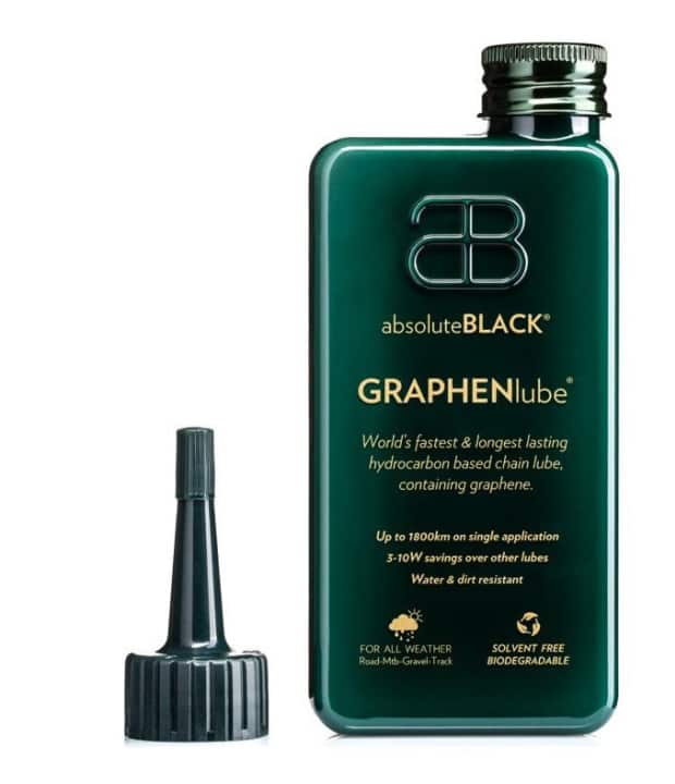 130 Euro kostet vom Graphenlube die 140-ml-Flasche: Dafür verspricht <a href="https://absoluteblack.cc/graphenlube-worlds-best-chain-lubricant-coating/" target="_blank" rel="noopener noreferrer nofollow"> AbsoluteBlack </a>  nach der Grundschmierung einen Leistungsverlust von weniger als fünf Watt bis zu 900 Kilometer. Genutzt wird das Schmiermittel von Tour de France-Sieger Tadej Pogacar und Team Jumbo Visma.