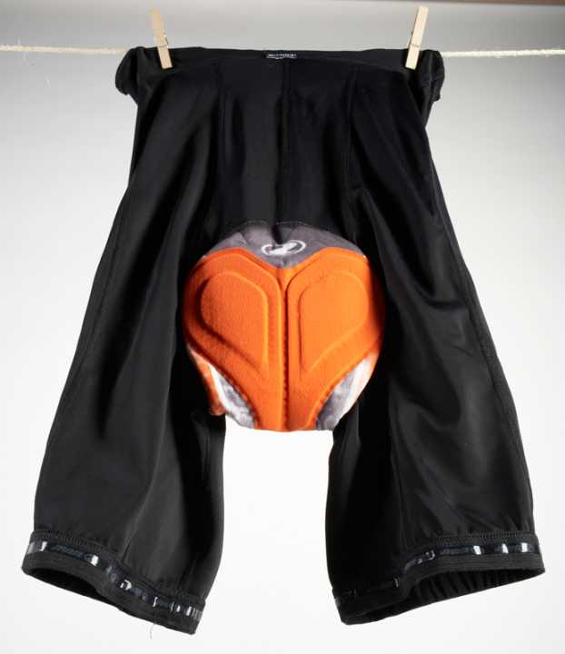   Das Polster in der Hose braucht besonders viel Pflege, da es mit den empfindlichen Stellen in Berührung kommt.