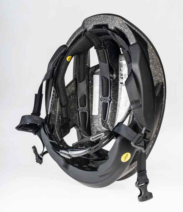 Rennradhelme im Test: Der neue Rotationsschutz Mips NF macht die Gleitschichten fast unsichtbar, beeinträchtigt den Trage­komfort nicht und funktioniert gut