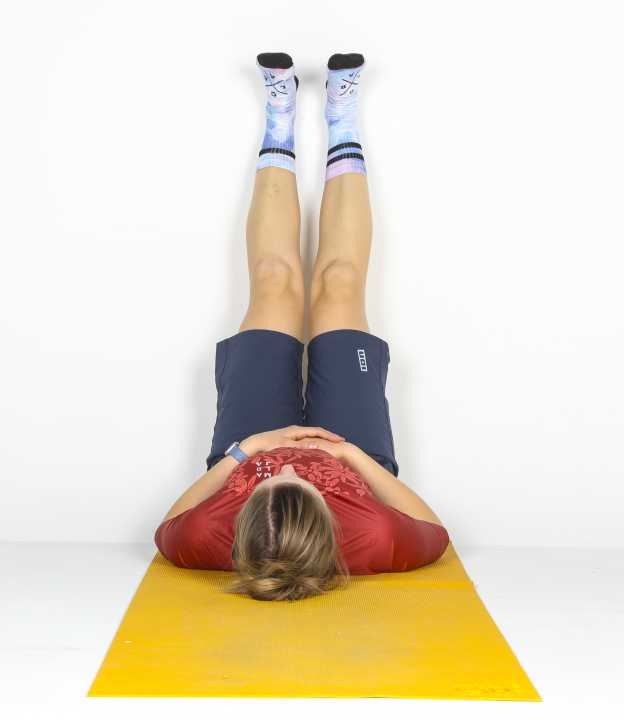 Für diese Übung legst du dich dicht an die Wand...