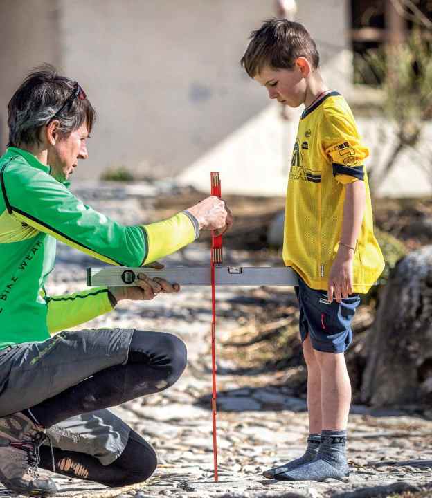 Unser Autor Robert Kühnen misst die exakte Schrittlänge bei unserem jungen Fahrer.