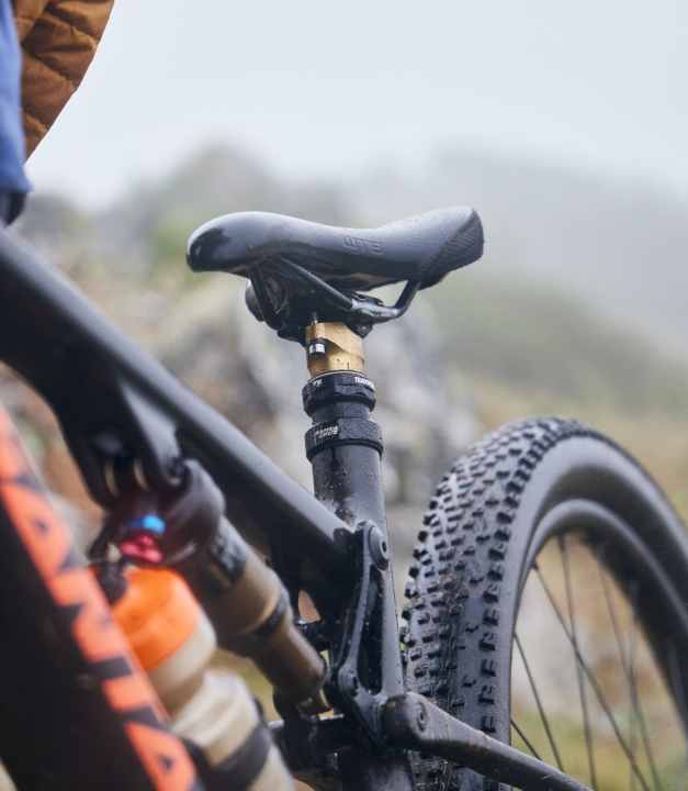 Eine versenkbare Sattelstütze gibt auch Crosscountry Bikes mehr Spielraum über dem Sattel bei technischen Abfahrten. Das höhere Gewicht muss gegen die größere Fahrsicherheit gegengerechnet werden.