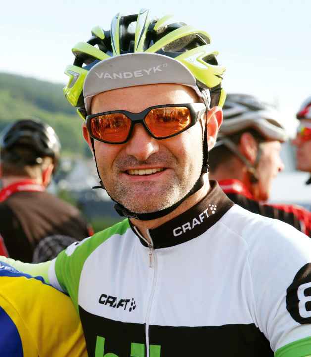   Henri Lesewitz will be familiar to many. During this year's Transalp, he will neither be sleeping in hotels nor having the lactate massaged out of his legs by a physiotherapist.