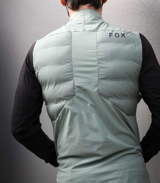 Endlich: Bei der Fox Flexair ist das wärmende Material am Rücken ausgespart. Sinnvoll, denn hier kommt man besonders mit Rucksack ins Schwitzen.