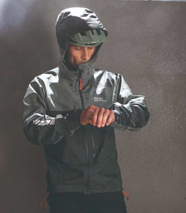 Erst die richtigen Details machen eine Regenjacke zum perfekten Begleiter bei miesem Wetter.