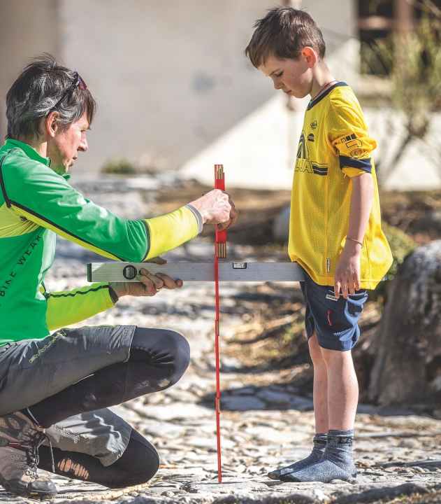  Ob Kind oder erwachsener Radfahrer: Entscheidend für die richtige Einstellung der Sattelhöhe ist die Schrittlänge. Wie man die korrekt misst, lesen Sie hier  <a href="service/bike_wissen/schrittlaenge-finden-und-rahmengroesse-am-mountainbike-messen/a37249.html"  rel="noopener noreferrer">Schrittlänge richtig messen & Rahmengröße finden</a>