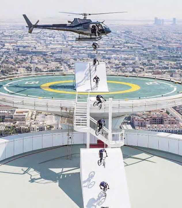 Stunt-Man: Kriss springt aus dem Helikopter. Dubai, Burjal-Arab-Hotel.