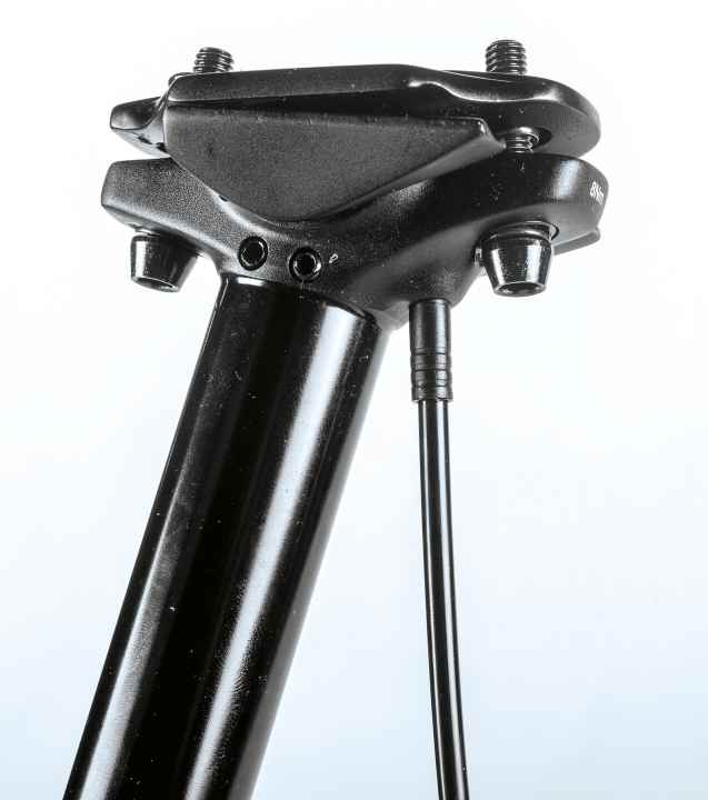   Giant Durch Umdrehen der Kartusche kann die Giant wahlweise mit Anlenkung oben oder unten gefahren werden. Vertikal hat sie etwas Spiel, was man beim Fahren nicht spürt, aber es kann klappern.