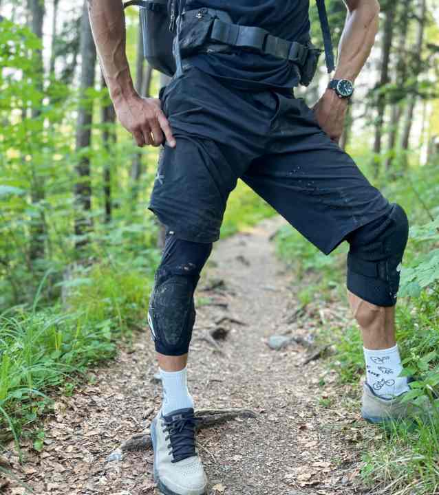 Alpina Flowpad: Beim Sturz rutsche der Protektor am rechten Knie nach unten.
