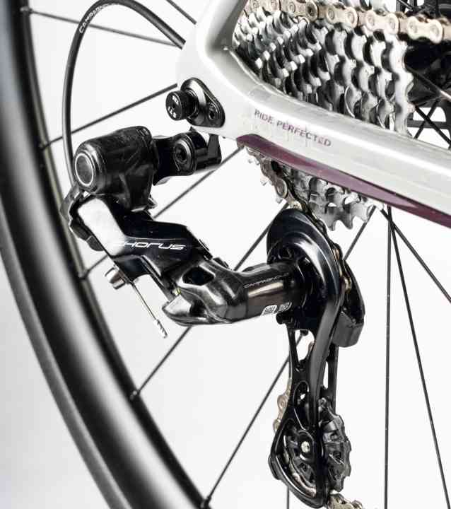 Campagnolo propose encore des groupes de haute qualité sans électronique, le Chorus est actuellement le groupe à douze vitesses le plus avantageux