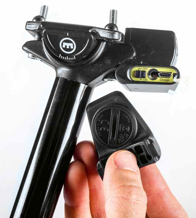   Magura Der Akku der kabellosen Veyron soll auch bei Kälte für mindestens 400 Mal rauf und runter halten. Geht er zur Neige, lässt sich die Höhe noch ca. 25 Mal direkt an der Stütze verstellen. 