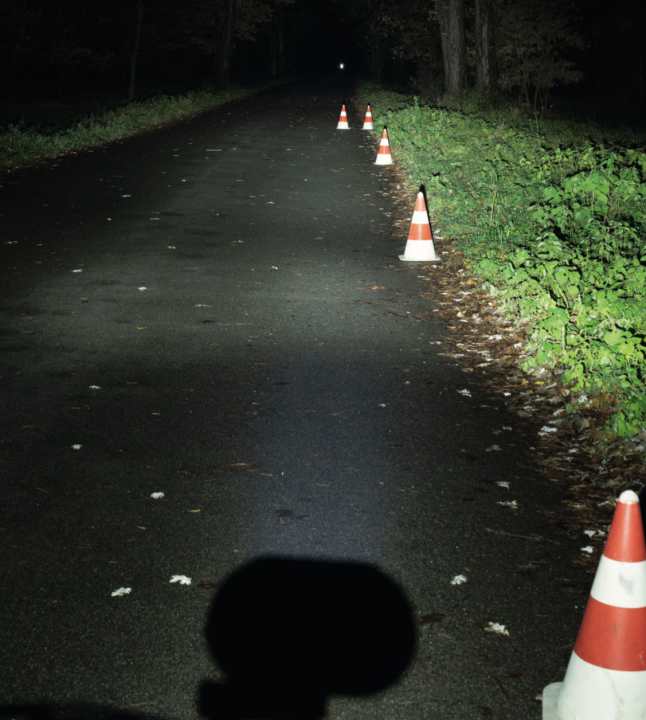 Supernova LightsM99 DY Pro:  Im Vergleich zu Lupine ist das Leuchtprofil weniger homogen, leuchtet dafür aber ewig.