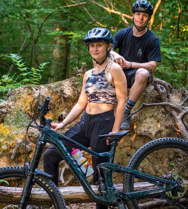 Katharina Brenner fährt ihr Scott Ransom mit 170 Millimetern Federweg am liebsten im Bikepark. Beim Setup verlässt sie sich auf ihren Freund Elias. Als Ex-Rennfahrer und Bikeshop-Mitarbeiter steckt er tief in der Materie.