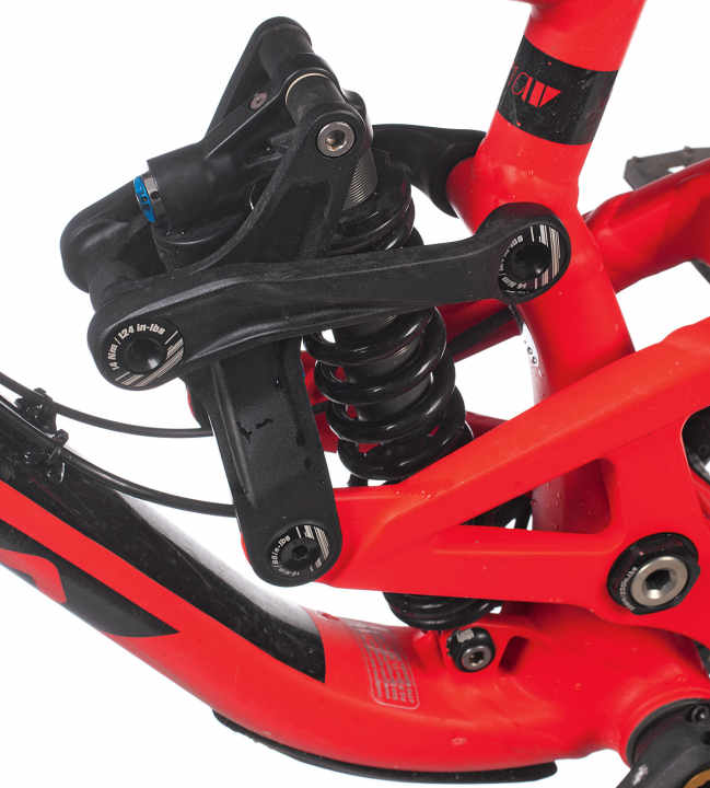   Hebel hier, Hebel da: Die Wippen-Konstruktion des Scott sieht etwas umständlich aus. Funktionieren tut sie aber sehr gut. Der Hinterbau spricht sensibel an und steckt alles weg.