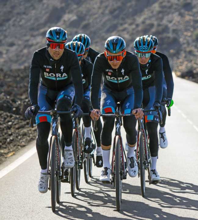 Bora Hansgrohe: Maximilian Schachmann (links) und Lennard Kämna führen durch die Lava-Wüste