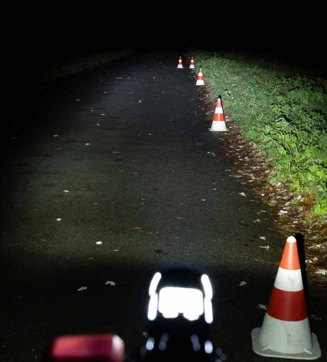 Trelock LS 760 IGo Vision: A wide, even beam of light; slightly darker directly in front of the front wheel; good side illumination.