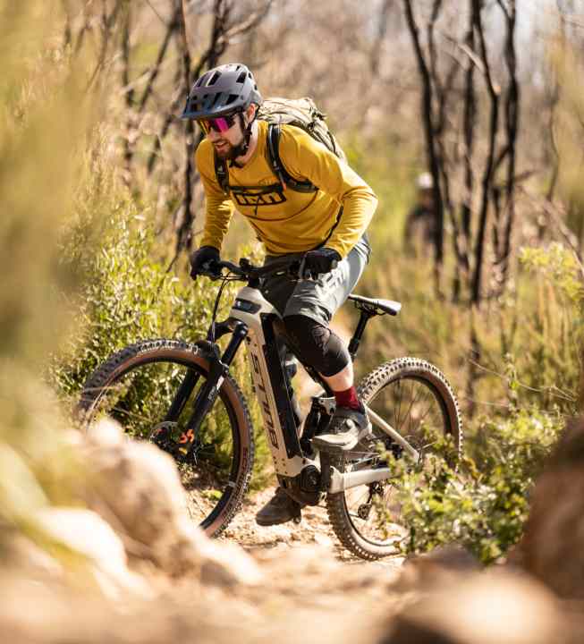As long as the rear tyre doesn't run out of traction, the Bulls climbs stoically and without complications.
