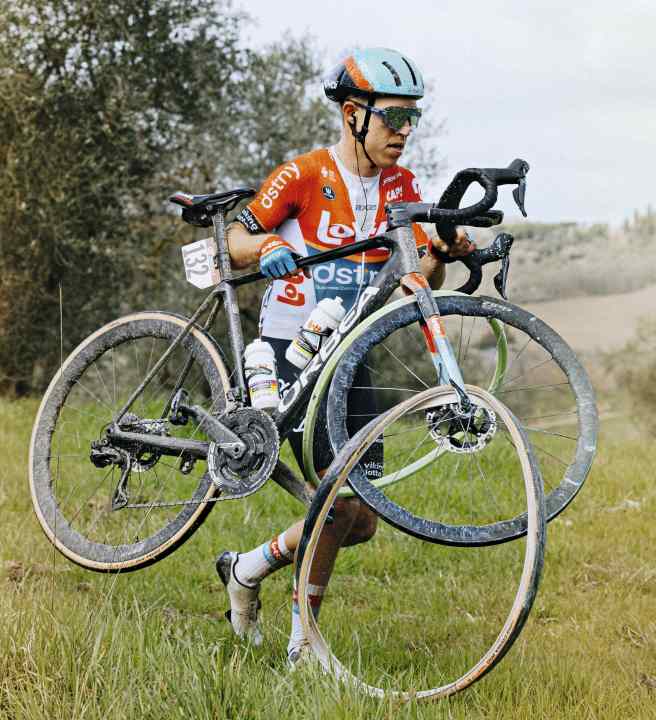 Johannes Adamietz sprang der Vorderreifen bei Strade Bianche ab. Auslöser soll ein überfahrener Stein gewesen sein.