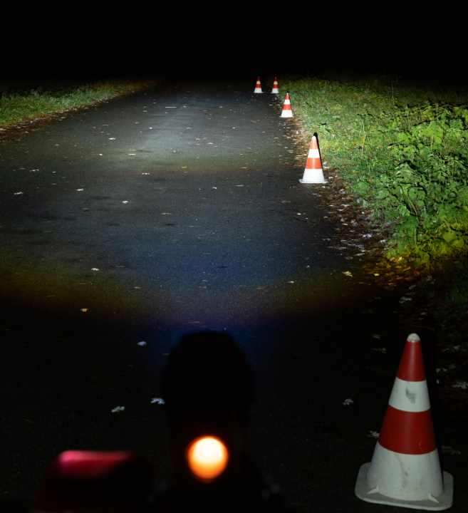 Cateye GVolt 100: Deutlich breiter Spot im entfernten Bereich des Leuchtprofils, im Nahbereich schwache Ausleuchtung.