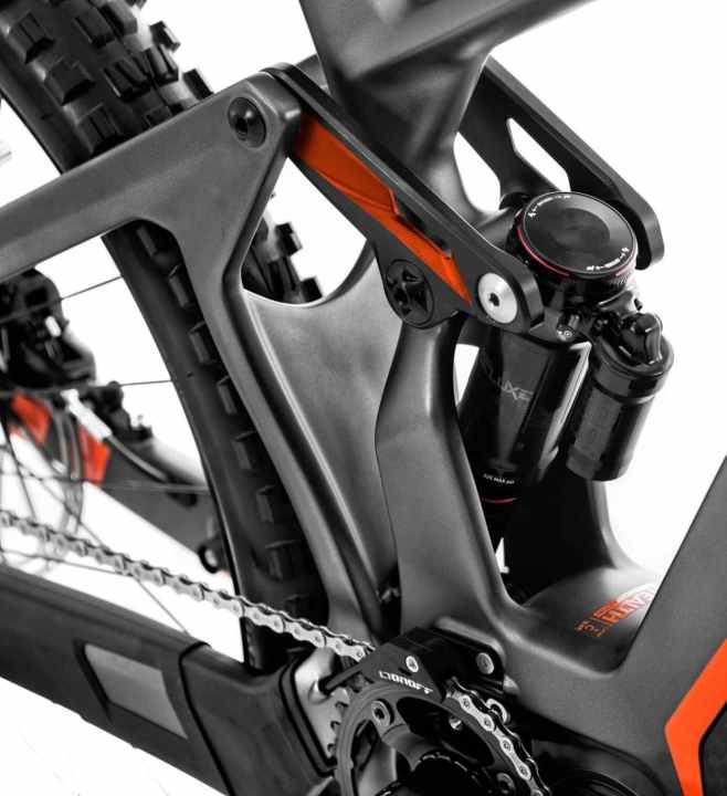   The Zero rear suspension squeezes 150 millimetres of travel out of the metric shocks on the e-Crusher.