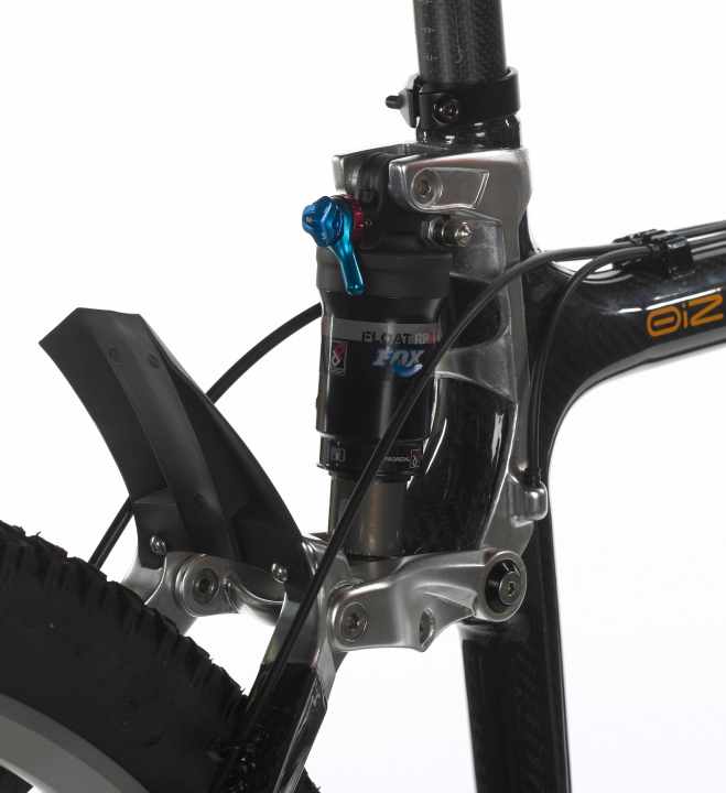   Ein kleines Schutzblech schützt den Dämpfer vor Dreck. Das Heck wippt im Wiegetritt stark, die Plattform-Einstellung ist streckenweise essenziell.