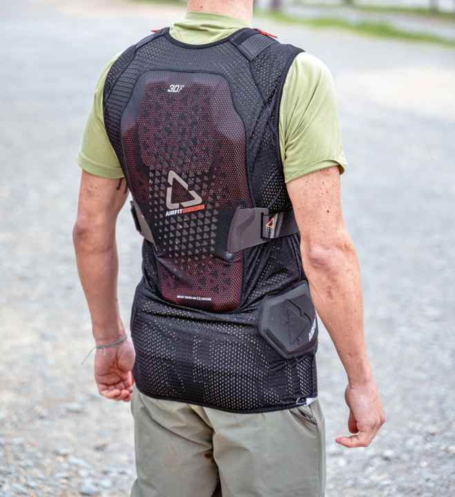 The Leatt Body Vest 3DF AirFit Evo is equipped with fairly massive protector plates, which is noticeable in its weight