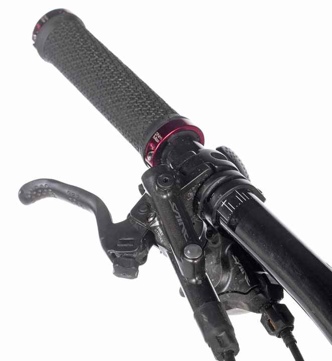   Bremspower: Die bissige Saint-Bremse am überbreiten Carbon-Lenker des Trek Session gefiel uns gut. Schade, dass diese kräftigen Stopper mit der angenehmen Ergonomie so selten verbaut werden.
