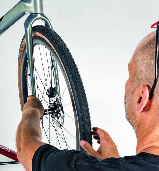 Kontrolle Scheibenbremse: Im Stand lässt sich nur checken, ob die Scheibe sauber läuft.