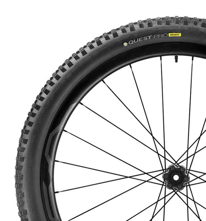   Das Mavic XA Pro Carbon ist klassisch über kreuz eingespeicht.