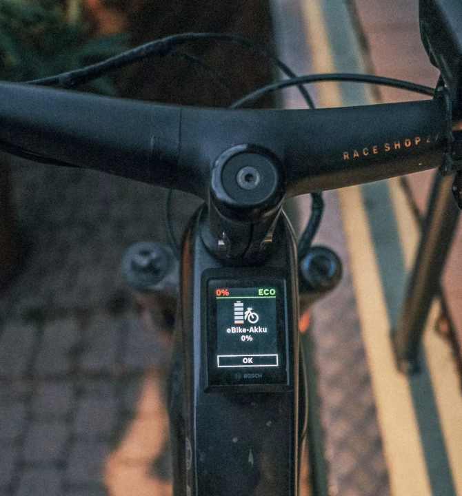 That's what you call a precision landing: We are back in Mörel with exactly zero per cent battery charge. The battery management couldn't have worked out better, even if it did make us break out in a sweat in the meantime... 